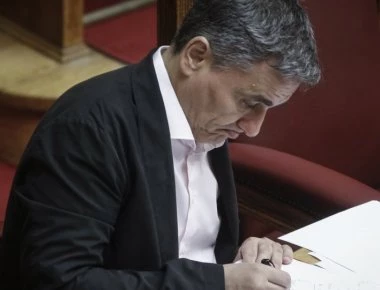 Μοναδικό στιγμιότυπο στα βουλευτικά έδρανα - Ο Ευ. Τσακαλώτος κρατά σημειώσεις στα... αγγλικά! (φωτό)